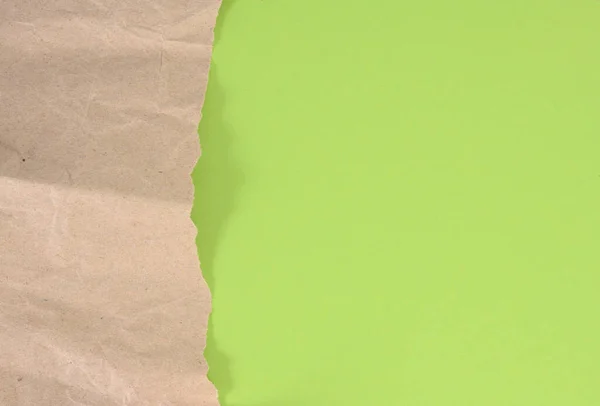 Рвані Краї Коричневого Паперу Зеленому Фоні Абстрактний Фон Тінями Простір — стокове фото