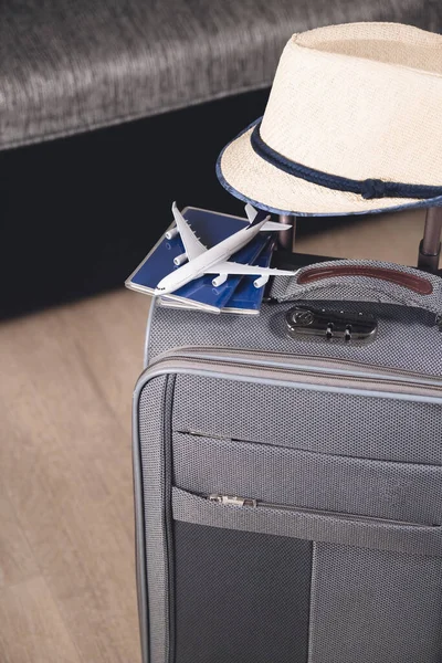 Estilo Vida Conceito Viagem Após Quarentena Passaportes Chapéu Avião Modelo — Fotografia de Stock