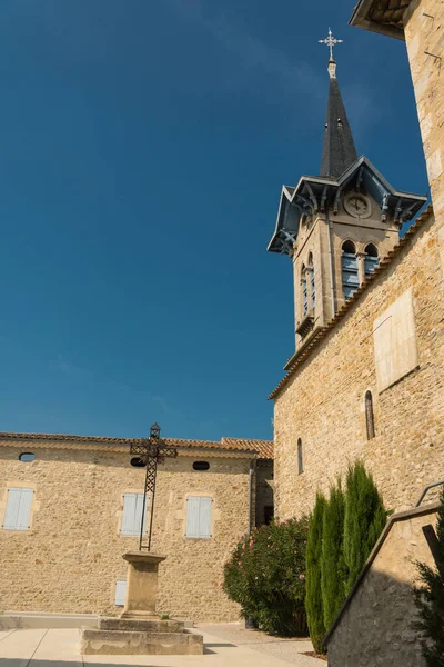 Uma Igreja Uma Pequena Aldeia Francesa — Fotografia de Stock