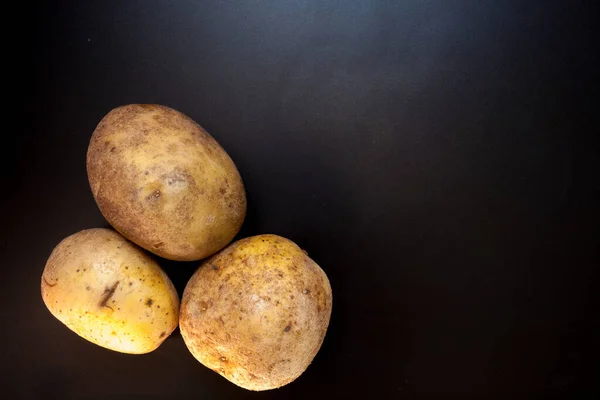 黑色背景的土豆 — 图库照片