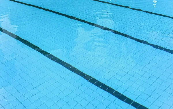 Kalme Water Leeg Zwembad Donkere Rijstroken Markeert Zichtbare Vloer — Stockfoto