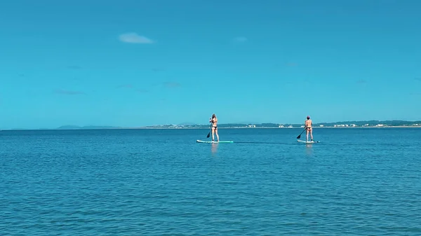 Duas Mulheres Fazendo Stand Dup Paddle Oceano Calmo Cidade Punta — Fotografia de Stock