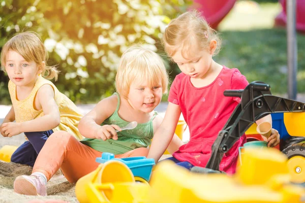 Kinderen Die Met Hun Speelgoed Spelen Het Park — Stockfoto