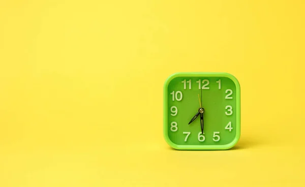 Τετράγωνο Πράσινο Ρολόι Λευκούς Αριθμούς Κίτρινο Φόντο Αντίγραφο Χώρου — Φωτογραφία Αρχείου