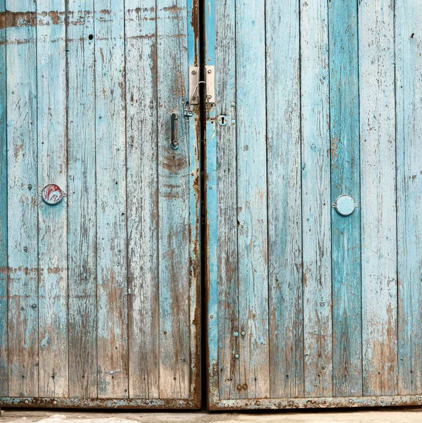 Fragmento Porta Madeira Muito Antiga Com Tinta Azul Rachada Placas — Fotografia de Stock