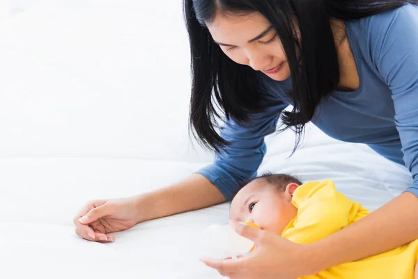 Портрет Красивой Молодой Азиатской Матери Держащей Кормящей Младенца Младенца Бутылочки — стоковое фото