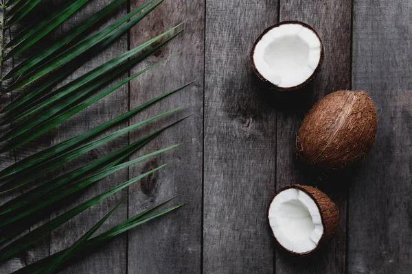 Cocos Quebrados Fundo Madeira Cinza Com Folha Palma Polpa Coco — Fotografia de Stock