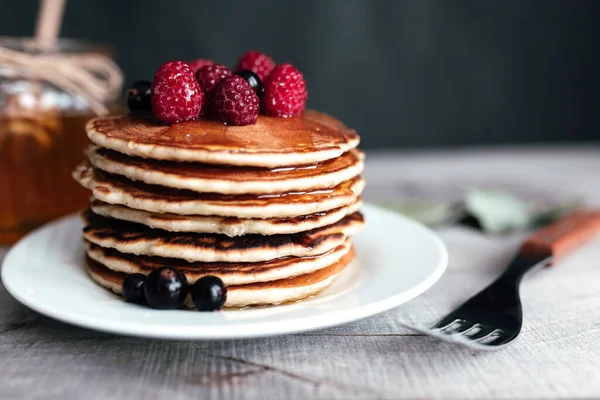 Tortitas Jugosas Con Bayas Miel Plato Blanco Cuchara Tarro Mesa — Foto de Stock