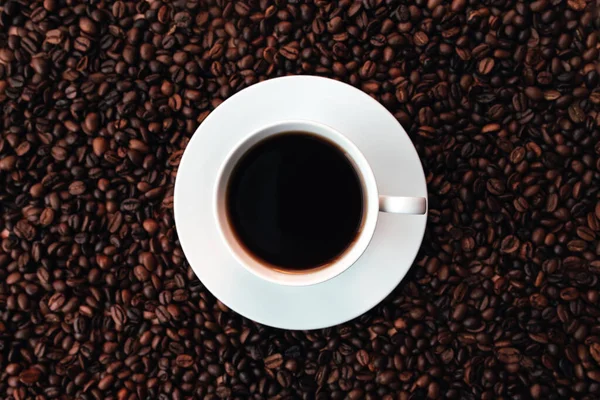 Beyaz Tabak Kahve Fincanı Kavrulmuş Kahve Çekirdekleri Yüksek Kalite Fotoğraf — Stok fotoğraf