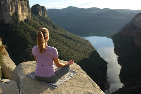Vista Posterior Retrato Una Mujer Practicando Yoga Meditando Montaña —  Fotos de Stock