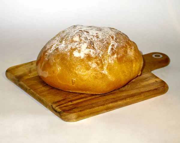 白い背景の上の焼きたてのパン — ストック写真