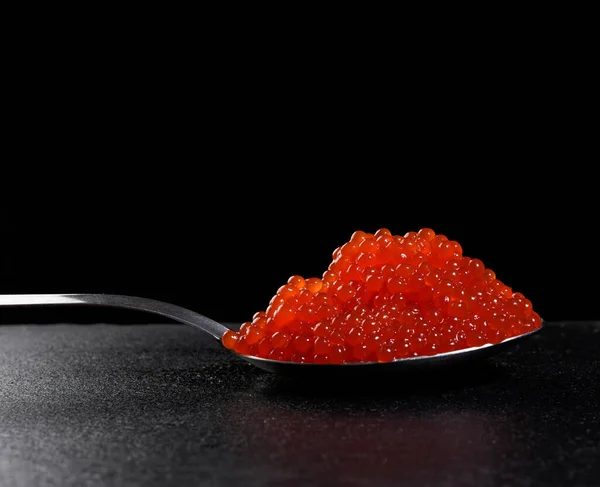 Caviar Vermelho Salmão Chum Uma Colher Metal Fundo Preto Close — Fotografia de Stock