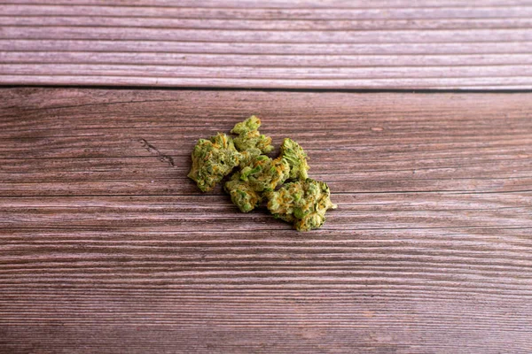 Piccolo Mucchio Cannabis Medicinale Verde Brillante Arancione Uno Sfondo Legno — Foto Stock