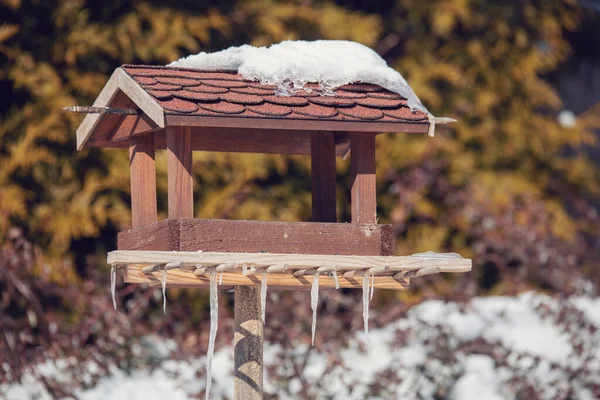 雪中的木制长椅 — 图库照片