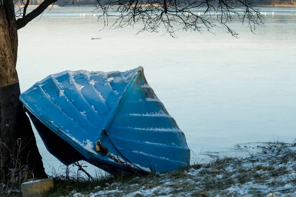 Łódź Brzegu Jeziora Pokrytego Lodem Sezonie Zimowym — Zdjęcie stockowe
