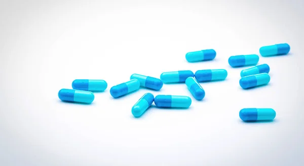 Синие Антибиотики Капсулы Таблетки Распространяются Белом Фоне Устойчивость Антибиотикам Фармацевтическая — стоковое фото