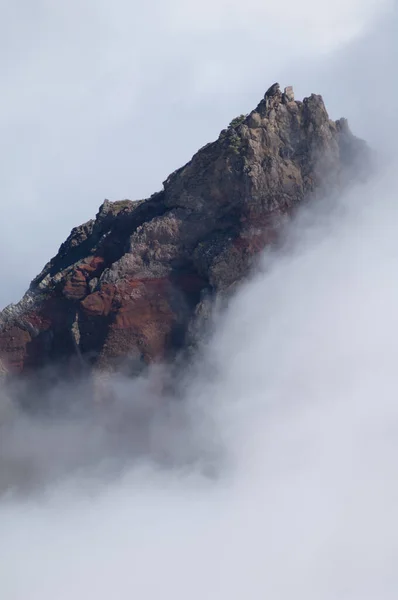 火山噴火口と雲の海の崖 カルデラ タブリエンテ国立公園 パルマ カナリア諸島 スペイン — ストック写真