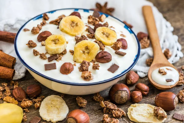 Slouží Bílý Jogurt Müsli Banánem Ořechy — Stock fotografie