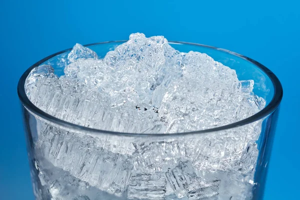 Wasser Ist Kleinen Eiskristallen Gefroren Die Übereinander Liegen — Stockfoto