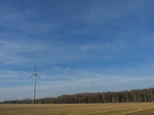 風力発電機を設置し — ストック写真