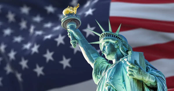 Statua Della Libertà Con Bandiera Americana Sfocata Che Sventola Sullo — Foto Stock