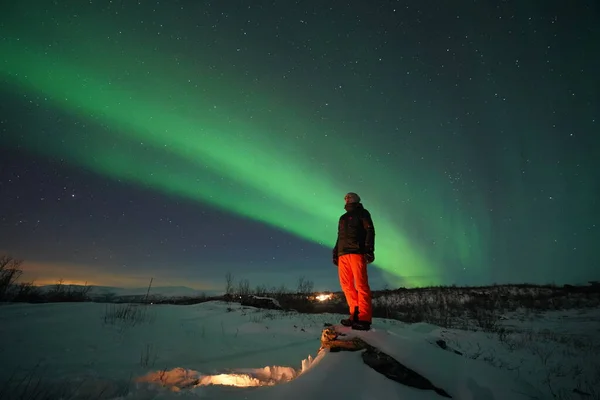 Yalnızlık Romantizm Özellikle Yıldızlı Gökyüzü Kuzey Işıkları Altında Hissedilir Kuzey — Stok fotoğraf