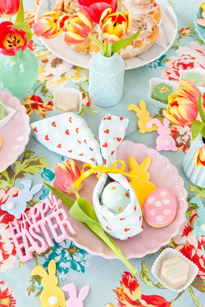 Ciasto Wielkanocne Kwiatami Dekoracjami — Zdjęcie stockowe