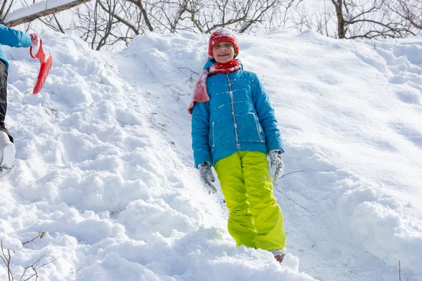 Fille Heureuse Tient Sur Pente Une Colline Hiver Regarde Joyeusement — Photo