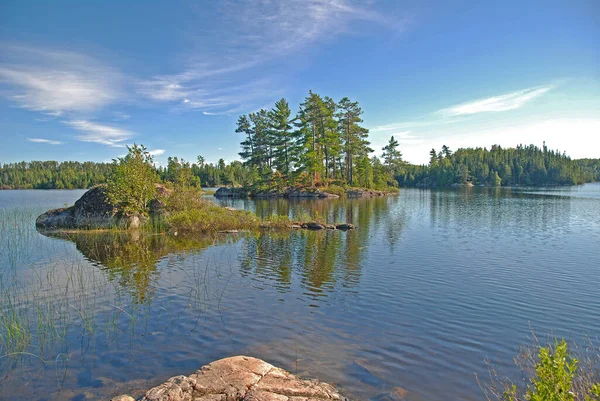 オンタリオ州のケチコ州立公園のサガナゴンズ湖で静かで美しい朝 — ストック写真