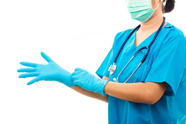 聴診器を装着した女性看護師がゴム手袋を着用し 医療面マスクを着用し 青い制服の女性医師 白い背景に隔離されたスタジオショット 医療健康の概念 — ストック写真