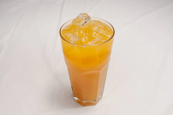 Suco Laranja Fresco Vidro Sobre Fundo Branco — Fotografia de Stock