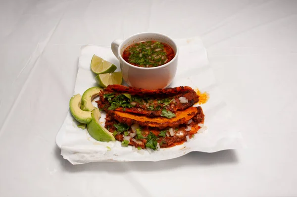 Nourriture Mexicaine Délicieux Tacos Avec Viande Légumes Sur Fond Blanc — Photo