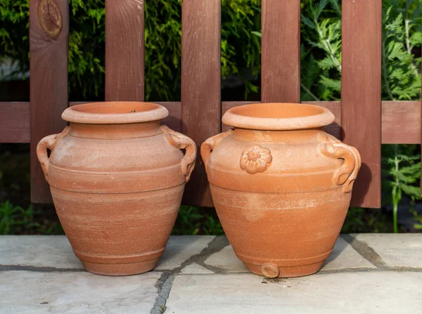 Pots Argile Sur Fond Jardin — Photo