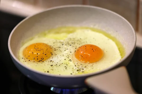 Primer Plano Delicioso Huevo Frito Con Una Cuchara —  Fotos de Stock