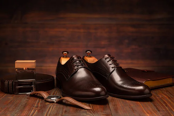 Chaussures Cuir Marron Neuves Pour Hommes Près Nature Morte Sur — Photo