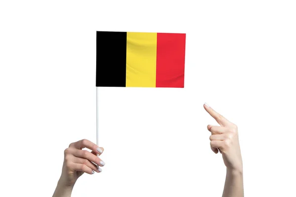 아름다운 암컷의 손에는 벨기에 국기가 반대쪽 손에는 배경에 떨어져 손가락을 — 스톡 사진