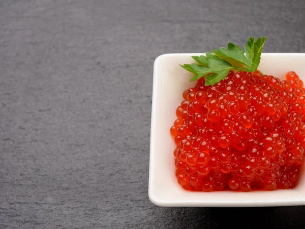 Vers Korrelig Rood Chum Zalm Kaviaar Een Witte Keramische Kom — Stockfoto