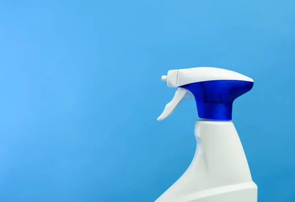 Weiße Plastikflasche Mit Spray Und Schaumstoffdüse Mit Waschmittel Auf Blauem — Stockfoto