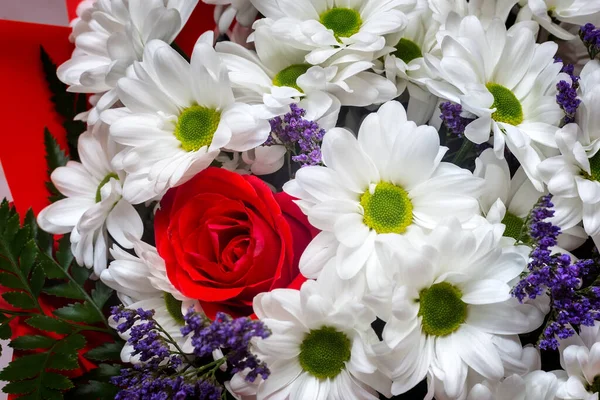 Piękny Biały Chryzantema Bukiet Wśród Innych Kwiatów Prezentowane Zbliżenie — Zdjęcie stockowe