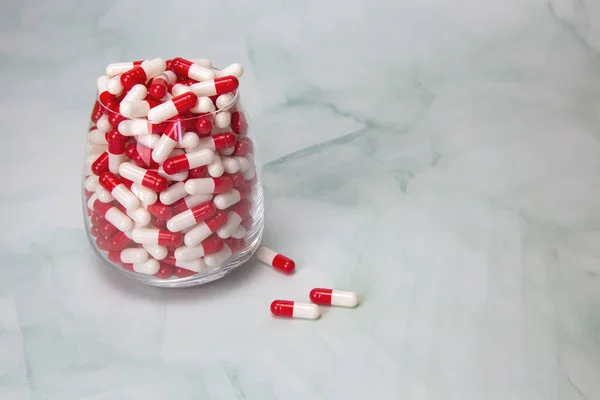 Szklanka Wypełniona Kapsułkami Pigułki Medycyny Leki Lub Witaminy Różne Tabletki — Zdjęcie stockowe
