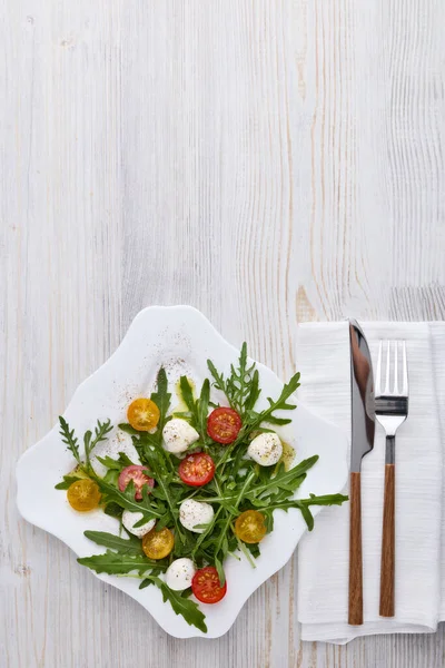 Plato Blanco Con Ensalada Dietética Queso Mozzarella Tomates Cherry Hojas — Foto de Stock