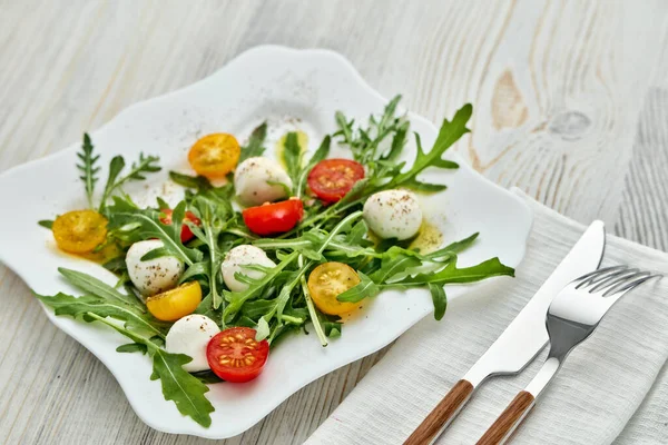 White Plate Dietary Salad Mozzarella Cheese Cherry Tomatoes Leaves Arugula — Stock Photo, Image