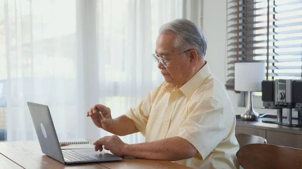 Homem Sênior Vestido Usar Óculos Sentados Cadeira Trabalhando Laptop Sala — Fotografia de Stock