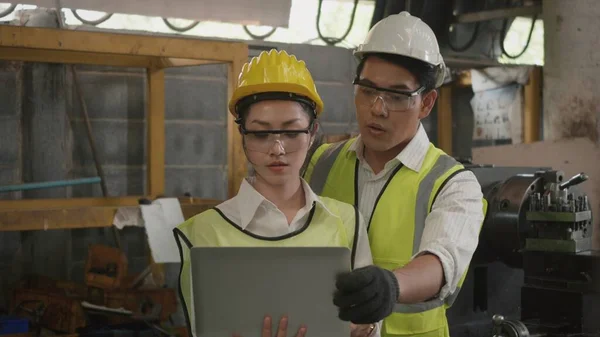 Asiática Profesional Ingeniero Mecánico Mujer Operación Hombre Vistiendo Uniforme Hardhat — Foto de Stock