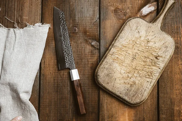 Cuchillo Cocina Metal Tabla Cortar Madera Una Mesa Hecha Tablas — Foto de Stock