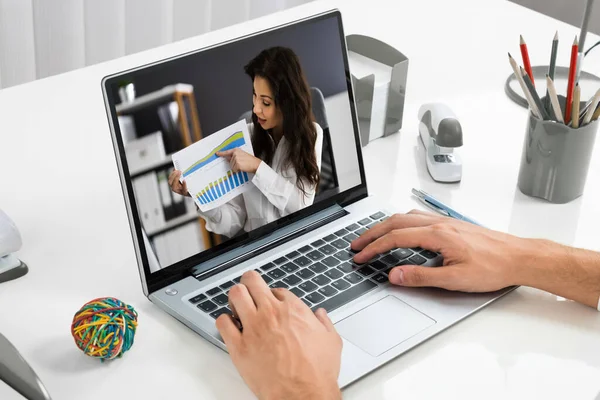 Κοντινό Πλάνο Του Επιχειρηματία Videoconferencing Συναδέλφους Laptop Στο Γραφείο — Φωτογραφία Αρχείου
