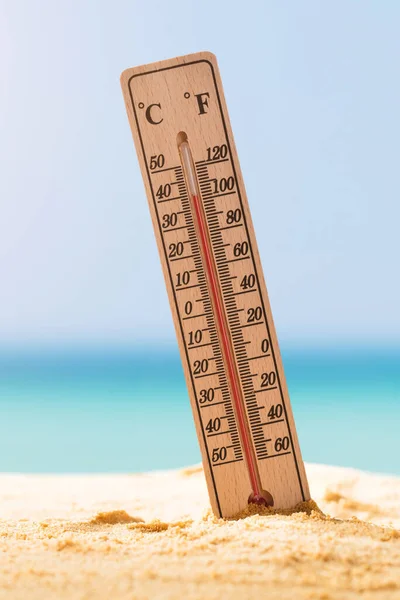 Nahaufnahme Des Thermometers Auf Sand Das Hohe Temperaturen Anzeigt — Stockfoto