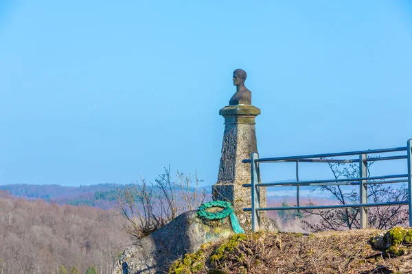 Una Bella Vista Della Vecchia Pietra Albero Sullo Sfondo — Foto Stock