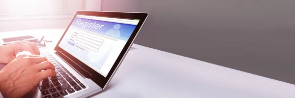 Üzletember Kezében Laptop Online Regisztrációs Űrlap Kitöltésével — Stock Fotó