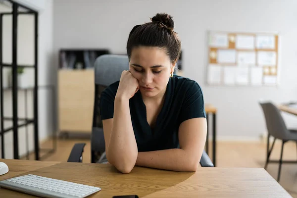 事務所で痛みを伴うストレスの多い退屈女 — ストック写真
